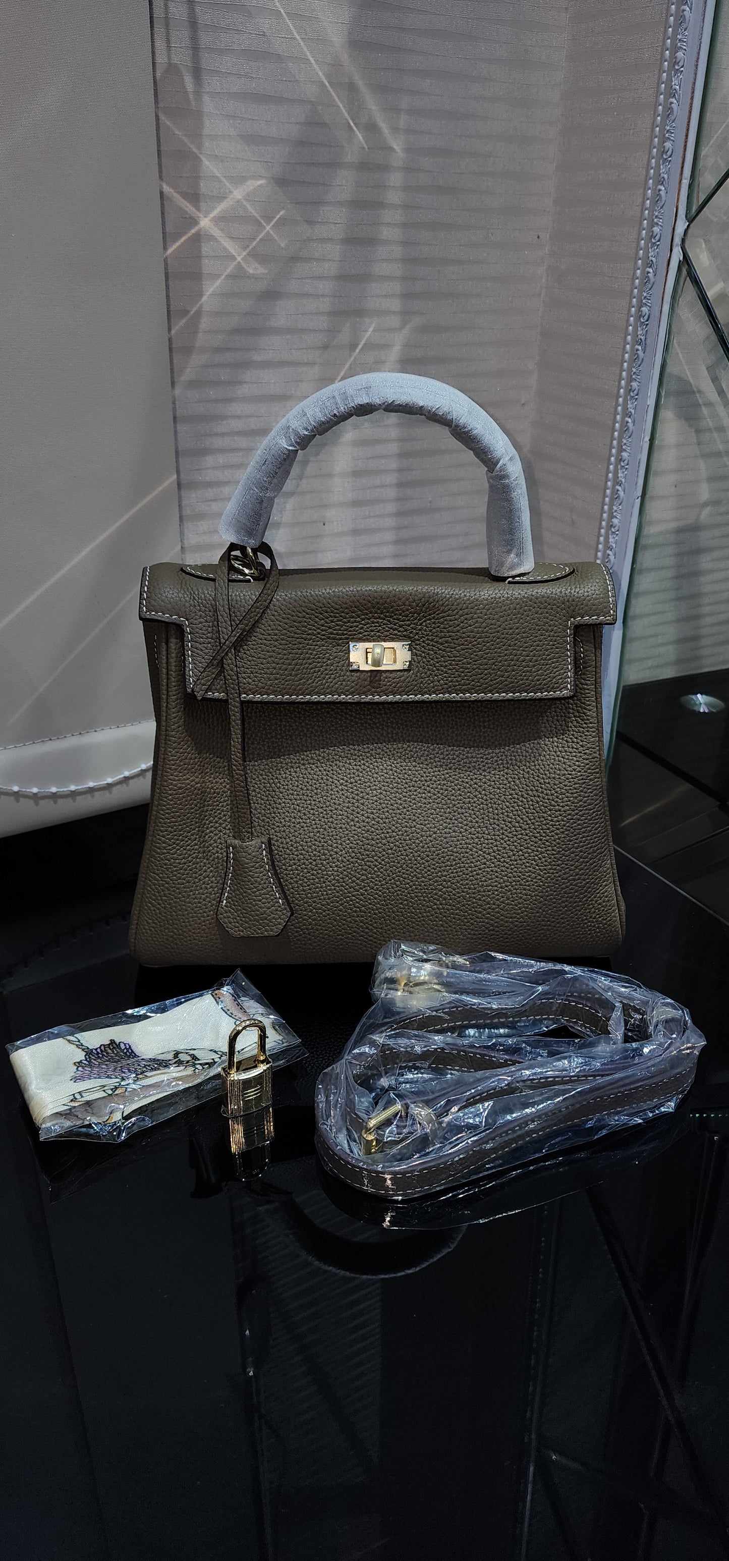 Handmade genuine togo leather. Eutope color. Size 25